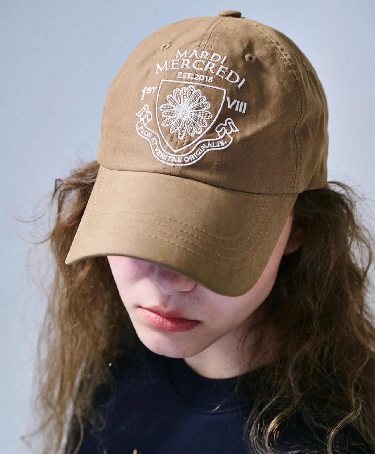 CAP ALUMNI EMBLEM DARKBEIGE