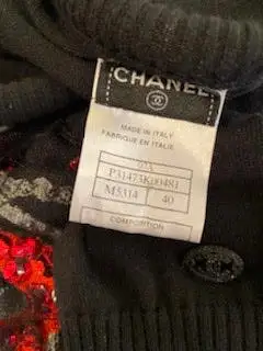 Chanel 07A Black Red Cashmere Pullover Sweater  with appliqué geometric flowers with sequins, pearls FR 40